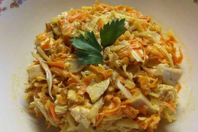 Морковный салат с курицей / Рецепт